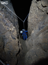 Goulotte sommitale du P90 grotte de Dadong 大洞 (Wenquan, Suiyang 绥阳, Zunyi, 遵义市 Guizhou 贵州省)