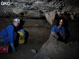 Progression sur les vires dans la grotte de Dadong 大洞 (Wenquan, Suiyang 绥阳, Zunyi, 遵义市 Guizhou 贵州省)