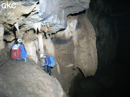 Progression sur les vires dans la grotte de Dadong 大洞 (Wenquan, Suiyang 绥阳, Zunyi, 遵义市 Guizhou 贵州省)