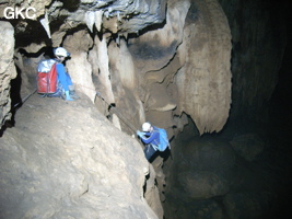 Progression sur les vires dans la grotte de Dadong 大洞 (Wenquan, Suiyang 绥阳, Zunyi, 遵义市 Guizhou 贵州省)