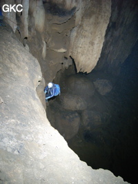 Progression sur les vires dans la grotte de Dadong 大洞 (Wenquan, Suiyang 绥阳, Zunyi, 遵义市 Guizhou 贵州省)