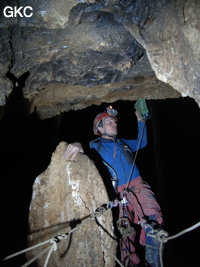 Equipement de vire dans la grotte de Dadong 大洞 (Wenquan, Suiyang 绥阳, Zunyi, 遵义市 Guizhou 贵州省)