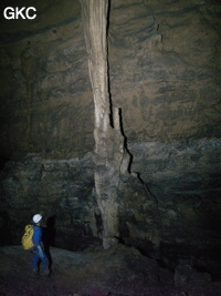 Colonne dans la grotte de Dadong 大洞 (Wenquan, Suiyang 绥阳, Zunyi, 遵义市 Guizhou 贵州省)