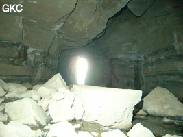 En contre-jour l'entrée de la grotte de Longqiaogedong (Grotte de la pagode de l'arche du dragon) 龙桥阁洞,  réseau de Longnudong 龙女洞. (Shipin, Zheng'an 正安, Zunyi Shi 遵义市, Guizhou 贵州省, Chine 中国)