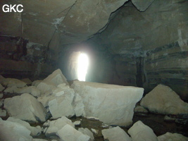 En contre-jour l'entrée de la grotte de Longqiaogedong (Grotte de la pagode de l'arche du dragon) 龙桥阁洞,  réseau de Longnudong 龙女洞. (Shipin, Zheng'an 正安, Zunyi Shi 遵义市, Guizhou 贵州省, Chine 中国)