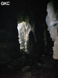 En contre-jour l'entrée de la grotte de Longqiaogedong (Grotte de la pagode de l'arche du dragon) 龙桥阁洞,  réseau de Longnudong 龙女洞. (Shipin, Zheng'an 正安, Zunyi Shi 遵义市, Guizhou 贵州省, Chine 中国)