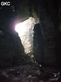 En contre-jour l'entrée de la grotte de Longqiaogedong (Grotte de la pagode de l'arche du dragon) 龙桥阁洞,  réseau de Longnudong 龙女洞. (Shipin, Zheng'an 正安, Zunyi Shi 遵义市, Guizhou 贵州省, Chine 中国)