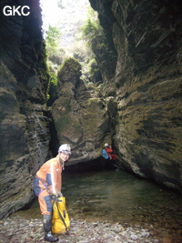 Ressaut dans le canyon d'entrée de Longqiaogedong 龙桥阁洞 (Grotte de la pagode de l'arche du dragon) 龙桥阁洞 une entrée du réseau de Longnudong 龙女洞. (Shipin, Zheng'an 正安, Zunyi Shi 遵义市, Guizhou 贵州省, Chine 中国)