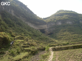 Dans le réseau de Shuanghedongqun 双河洞. A partir de Xiadong un chemin sur la gauche mène vers le porche (à gauche) d'entrée de la grotte de Pixiao Dong 皮硝洞 (Wenquan, Suiyang 绥阳, Zunyi, 遵义市 Guizhou 贵州省)