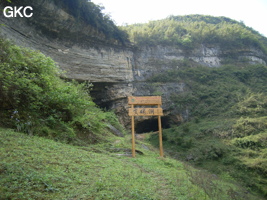 Dans le réseau de Shuanghedongqun 双河洞. Le porche (à gauche) d'entrée de la grotte de Pixiao Dong 皮硝洞. Au premier plan les panneaux de signalétique installé par le Géopark. (Wenquan, Suiyang 绥阳, Zunyi, 遵义市 Guizhou 贵州省)