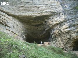 Dans le réseau de Shuanghedongqun 双河洞. Le porche (à gauche) d'entrée de la grotte de Pixiao Dong 皮硝洞 (Wenquan, Suiyang 绥阳, Zunyi, 遵义市 Guizhou 贵州省)