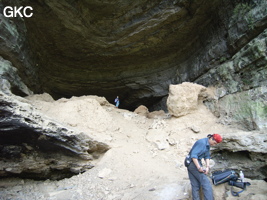 Dans le réseau de Shuanghedongqun 双河洞. Le porche d'entrée de la grotte de Pixiao Dong 皮硝洞 (Wenquan, Suiyang 绥阳, Zunyi, 遵义市 Guizhou 贵州省)