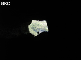 En contre jour le porche d'entrée de la grotte de Pixiaodong 皮硝洞 - réseau de Shuanghedong 双河洞 - (Wenquan, Suiyang 绥阳, Zunyi 遵义市, Guizhou 贵州省, Chine 中国).