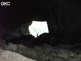 En contre jour le porche d'entrée de la grotte de Pixiaodong 皮硝洞 - réseau de Shuanghedong 双河洞 - (Wenquan, Suiyang 绥阳, Zunyi 遵义市, Guizhou 贵州省, Chine 中国).