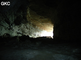Dans le réseau de Shuanghedongqun 双河洞. En contre jour la galerie d'entrée et le porche de la grotte de Pixiao Dong 皮硝洞 (Wenquan, Suiyang 绥阳, Zunyi, 遵义市 Guizhou 贵州省)