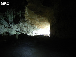 Dans le réseau de Shuanghedongqun 双河洞. En contre jour la galerie d'entrée et le porche de la grotte de Pixiao Dong 皮硝洞 (Wenquan, Suiyang 绥阳, Zunyi, 遵义市 Guizhou 贵州省)