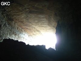 Dans le réseau de Shuanghedongqun 双河洞. En contre jour la galerie d'entrée et le porche de la grotte de Pixiao Dong 皮硝洞 (Wenquan, Suiyang 绥阳, Zunyi, 遵义市 Guizhou 贵州省)