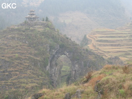 Le site de la pagode de l'arche du dragon au pied de laquelle s'ouvre Longqiaogedong (Grotte de la pagode de l'arche du dragon) 龙桥阁洞 une entrée du réseau de Longnudong 龙女洞. (Shipin, Zheng'an 正安, Zunyi Shi 遵义市, Guizhou 贵州省, Chine 中国)