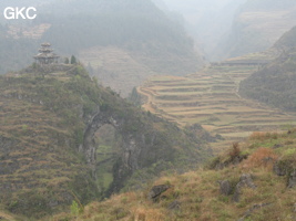 Le site de la pagode de l'arche du dragon au pied de laquelle s'ouvre Longqiaogedong (Grotte de la pagode de l'arche du dragon) 龙桥阁洞 une entrée du réseau de Longnudong 龙女洞. (Shipin, Zheng'an 正安, Zunyi Shi 遵义市, Guizhou 贵州省, Chine 中国)