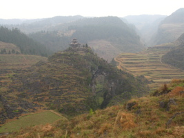 Le site de la pagode de l'arche du dragon au pied de laquelle s'ouvre Longqiaogedong (Grotte de la pagode de l'arche du dragon) 龙桥阁洞 une entrée du réseau de Longnudong 龙女洞. (Shipin, Zheng'an 正安, Zunyi Shi 遵义市, Guizhou 贵州省, Chine 中国)