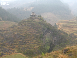 Le site de la pagode de l'arche du dragon au pied de laquelle s'ouvre Longqiaogedong (Grotte de la pagode de l'arche du dragon) 龙桥阁洞 une entrée du réseau de Longnudong 龙女洞. (Shipin, Zheng'an 正安, Zunyi Shi 遵义市, Guizhou 贵州省, Chine 中国)