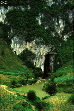 La perte de la rivière Shuitanghe, cette rivière confllue sous terre avec la Gebihe souterraine. (Gebong, Ziyun, Anshun, Guizhou)