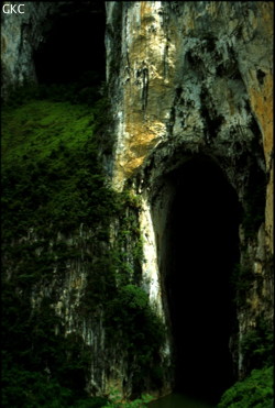 Le fantastique porche de la Perte de la rivière Gebihe (Getu he) et ses 116 m de haut est dominé par des porches fossiles. (Gebong, Ziyun, Anshun, Guizhou)