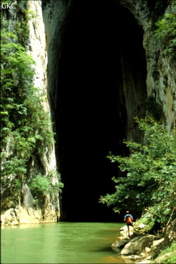 Le porche de la Perte de la rivière Gebihe (Getu he) et ses 116 m de haut. (Gebong, Ziyun, Anshun, Guizhou)