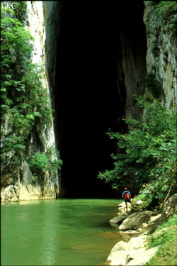 Le porche de la Perte de la rivière Gebihe (Getu he) et ses 116 m de haut. (Gebong, Ziyun, Anshun, Guizhou)