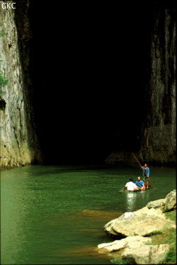 Première reconnaissance en bateau du lac d'entrée de la Perte de la rivière Gebihe mais l'exploration ne sera pas pour cette année. (Gebong, Ziyun, Anshun, Guizhou)