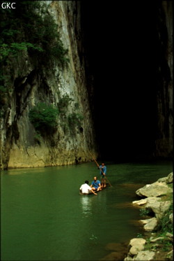 Première reconnaissance en bateau du lac d'entrée de la Perte de la rivière Gebihe mais l'exploration ne sera pas pour cette année. (Gebong, Ziyun, Anshun, Guizhou)