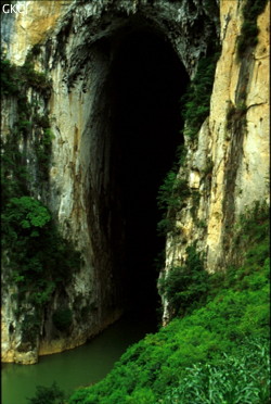 Le fantastique porche de la Perte de la rivière Gebihe et ses 116 m de haut s'ouvre dans les calcaires massif du carbonifère. (Gebong, Ziyun, Anshun, Guizhou)