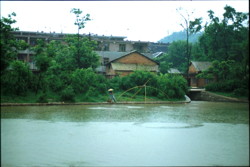 Pêcheur au filet un jour de pluie  dans le parc de Huaxi à Guiyang (Guizhou)