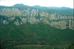 Les falaises du canyon de la rivière Sanchahe, qui charrie en cette saison des pluies, de grosses eaux couleur chocolat...(Guizhou)