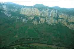 Les falaises du canyon de la rivière Sanchahe, qui charrie en cette saison des pluies, de grosses eaux couleur chocolat...(Guizhou)