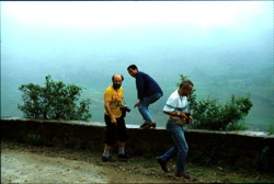C Rigaldie, Song Shixiong, C. Touloumdjian au bord de la route qui domine les gorges de la Sanchahe (Guizhou).