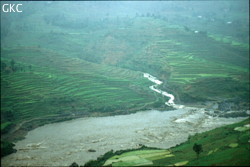 La rivière Sanchahe en crue grossie par des affluents torrentiels
