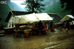 Vente de fruit au bord de la route au bord de la rivière Sanchahe. (Guizhou)