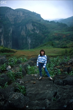Brigitte Chevailler devant l'entrée avale de Daxiaocaokou (Zhijin/Bijie/Guizhou).