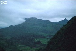 Paysage karstique limbé de nuages entre la ville de Zhijin et le village de Santang (Zhijin/Bijie/Guizhou).