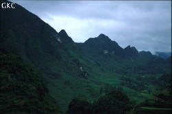 Paysage karstique ou les cultures en terrasses montent très haut à l'assaut des versants des reliefs entre la ville de Zhijin et le village de Santang (Bijie/Guizhou).