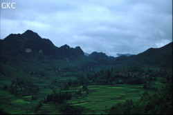 Paysage karstique limbé de nuages entre la ville de Zhijin et le village de Santang (Bijie/Guizhou).