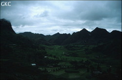 De toutes nouvelles mine de charbon dans les terrains permiens, ce sont des micro-exploitations privées. Leur multiplication entraine de sérieux problème de pollution des eaux...  (entre la ville de Zhijin et le village de Santang. Bijie/Guizhou)