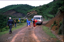 De toutes nouvelles mine de charbon dans les terrains permiens, ce sont des micro-exploitations privées. Leur multiplication entraine de sérieux problème de pollution des eaux...  (entre la ville de Zhijin et le village de Santang. Bijie/Guizhou)