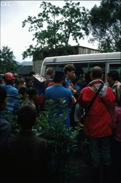 L'arrivée du bus plein d'étrangers au village de Santang ne passe jamais inaperçu. (Zhijin/Bijie/Guizhou)