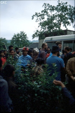 L'arrivée du bus plein d'étrangers au village de Santang ne passe jamais inaperçu. (Zhijin/Bijie/Guizhou)