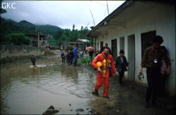 John Gunn Brigitte chevailler et deux sépléos américains en marche d'approche pour rejoindre la grotte de Houzi dong. (Houchang-Santang-Zhijin-Bijie-Guizhou)