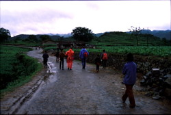 Marche d'approche pour rejoindre la grotte de Houzidong. (Houchang-Santang-Zhijin-Bijie-Guizhou)