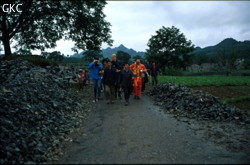 Marche d'approche pour rejoindre la grotte de Houzidong. (Houchang-Santang-Zhijin-Bijie-Guizhou)