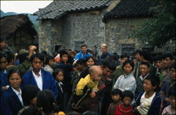 Le village de Houchang est en émoi, des étrangers viennent visiter leur grotte :  Houzidong. (Houchang-Santang-Zhijin-Bijie-Guizhou)